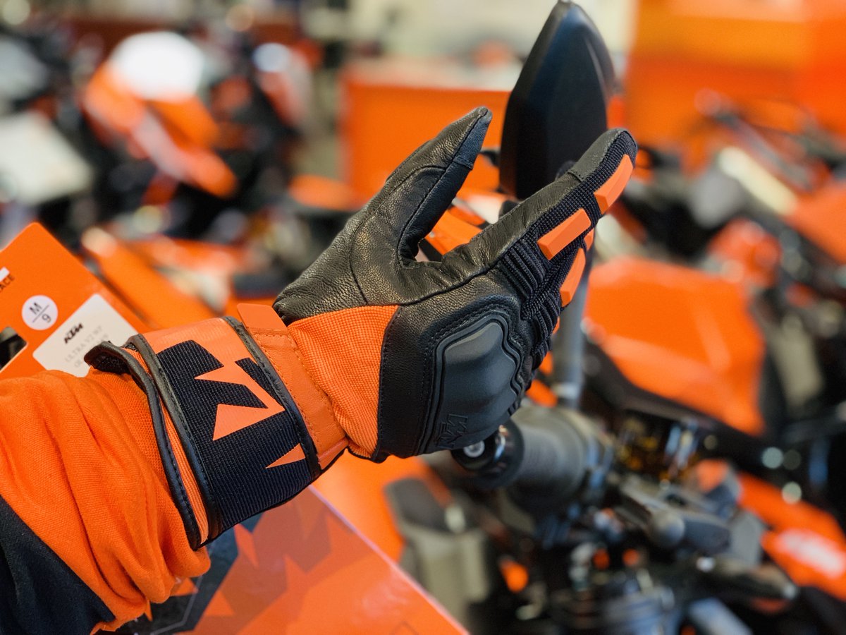 ktm_kashiwa's tweet photo. 新しいグローブ入荷しました!
🍊KTM ULTRA V2 WP GLOVES 🍊
山羊皮!!柔らかくて付け心地���!!
防臭抗菌素材なところもポイント高い😍
BASEオンラインショップから購入できますよ~!
https://t.co/S8yBDGTcjt
#KTM #WP #NEOCOT #バイク #グローブ #これは買い https://t.co/rmRx4oVXjC