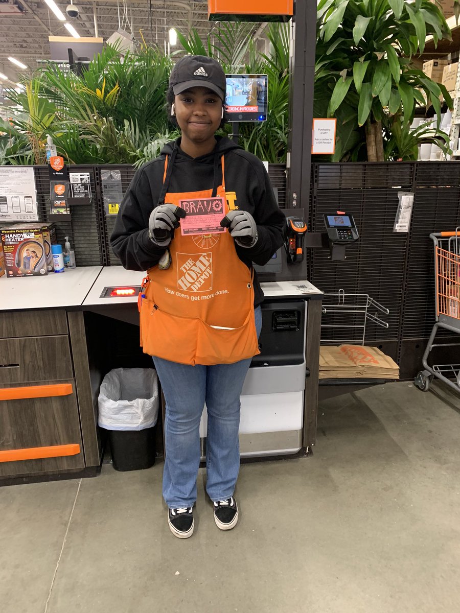 #1229 Shouting out Britney our fabulous cashier that took the initiative to start stocking our batteries on the shelf as well as wearing gloves while opening boxes! Britney always makes safety a priority while working #SafetyFirst #SafetySaturday #safetytakeseveryone ⭐️✨