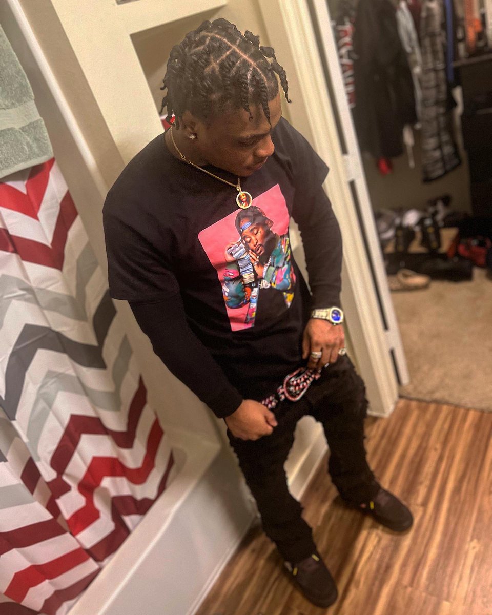 QLJ7_'s tweet photo. Twitter ain’t seen me in 4yrs 😭 https://t.co/mXseYbUuw9
