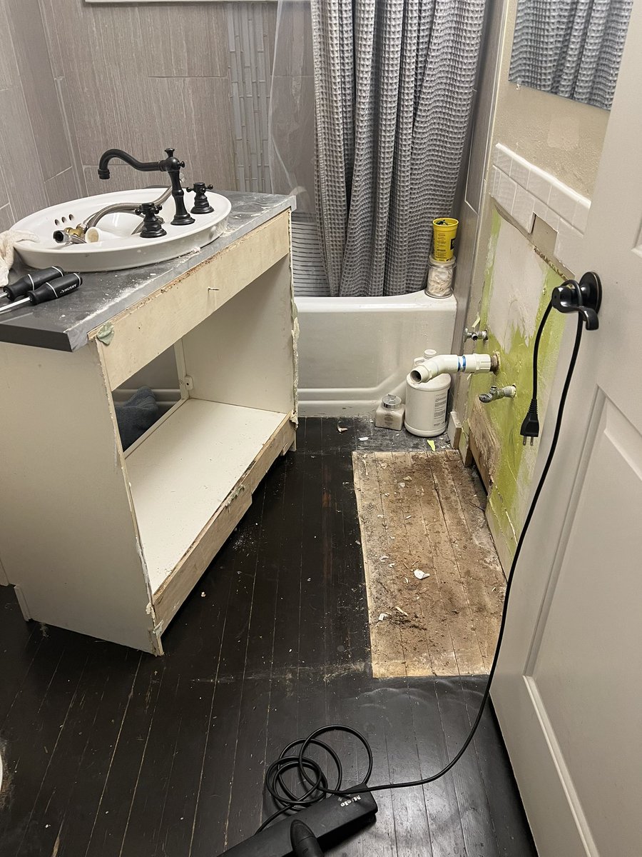 BlindedBite's tweet photo. Pulled vanity out of my bathroom - contractor who flipped my house too shortcuts (so frustrating) (1) drywall finish coat not installed/wall not painted (2) stained wood floor around the vanity #ugh #contractorfail https://t.co/M8e0qCQVq3