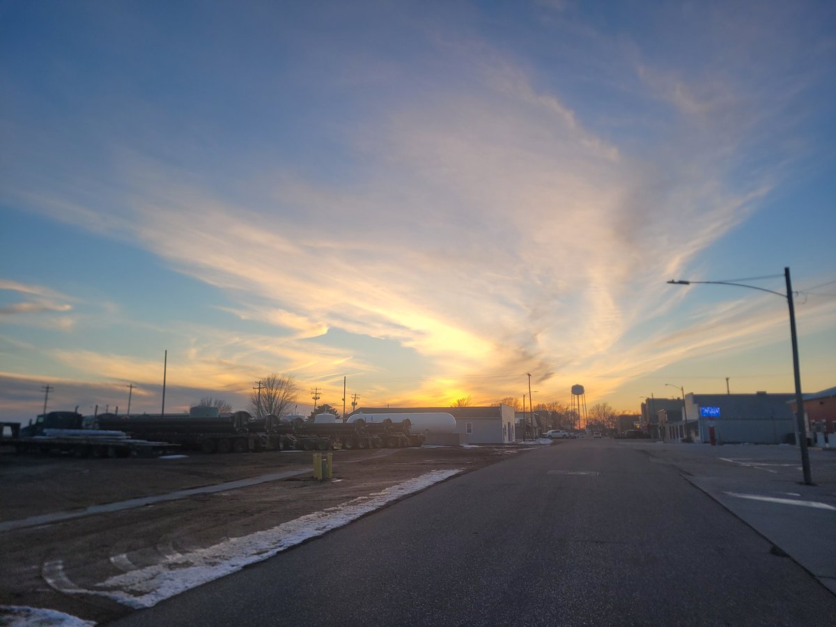 SunsetHaikus's tweet photo. Out chasing sunsets
leveling up my power
with passion and hope.
#haiku #beauty
#poetry #sunset #poetryinnature #beautyinnature #nebraska #nebraskasky #photography #skyline #psychedelic https://t.co/Z7YjGKHpky