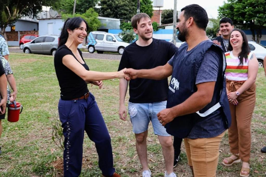 MisionesCampora's tweet photo. • Jornada Solidaria #VolverANestor en Posadas 📍
"Cada vez que cierro los ojos. Y sueño, encuentro los brazos tendidos de todos ustedes, con ese amor y ese cariño, se me caen las lágrimas. ¡Pero me da una fuerza y un coraje!"
@la_campora https://t.co/qr0k7Zmo2M