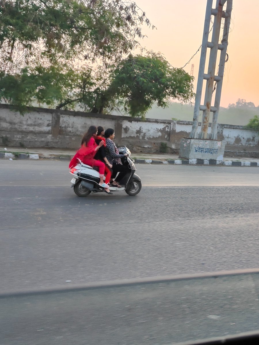 PunjVirendra's tweet photo. Self Protection is Others Prevention Do not play this way you will be fined 
बिना हेलमेट तीन सवारी लाल बत्ती तोड़ी जगतपुरी प्वाइंट पर
#Without_Helmet
#Tripple_Riders
#Red_Light_Jumping जगतपुरी
Today 26.02.2023 Time 7.10 AM @dtptraffic @traffic @DCPEastDelhi @CPDelhi https://t.co/fQI6p8i0NV