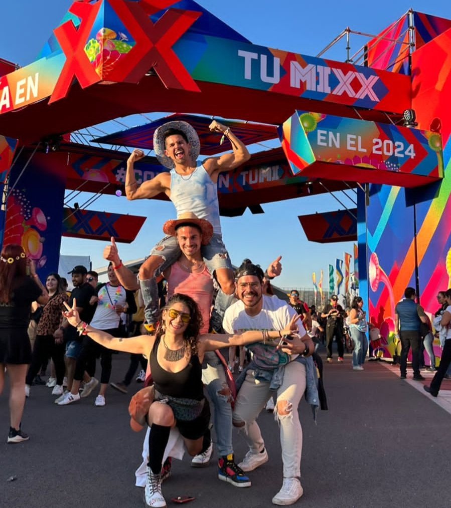 SamDelRioFelix's tweet photo. Siempre #ConfíaEnTuMixx y disfruta al máximo. 😍 "Libérate de las etiquetas"
La estamos pasando genial en @edc_mexico con @DosEquisMx
#TeamEDC
@SamDelRioFelix @extraquique @SheylaFerrera @luis_gj https://t.co/zlazS5wHj4