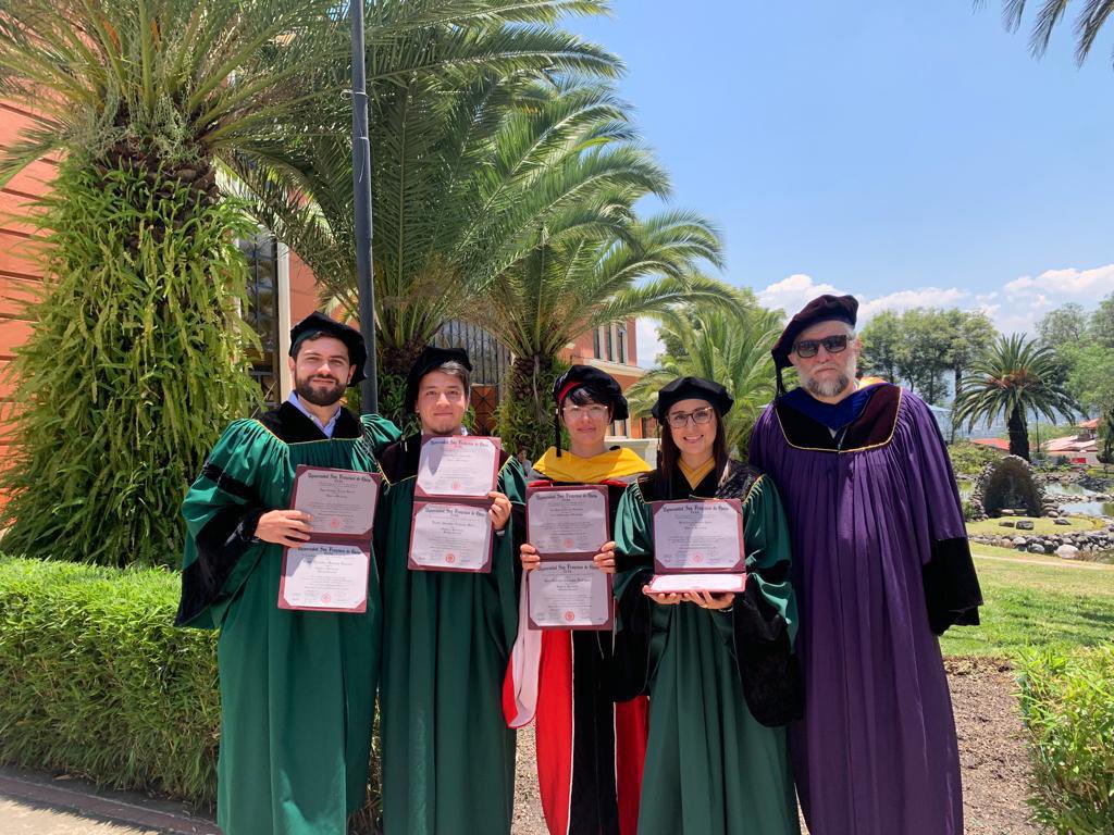 Felicitaciones a los graduados Miguel Moncayo, Carolina Guevara, Sara Cifuentes y Fausto Cabezas de los posgrados en Microbiología. Aquí con el Director y Fundador del <a href="/IMUSFQ/">Instituto Microbiología USFQ</a> <a href="/gtruebap/">Gabriel Trueba</a>
