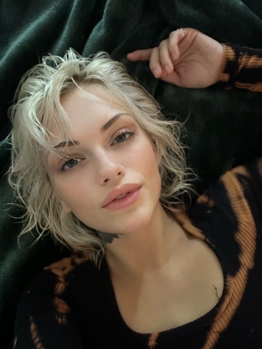 1 pic. I’ve been in bed all day https://t.co/2tTXZyLwiH