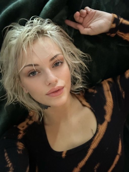 2 pic. I’ve been in bed all day https://t.co/2tTXZyLwiH