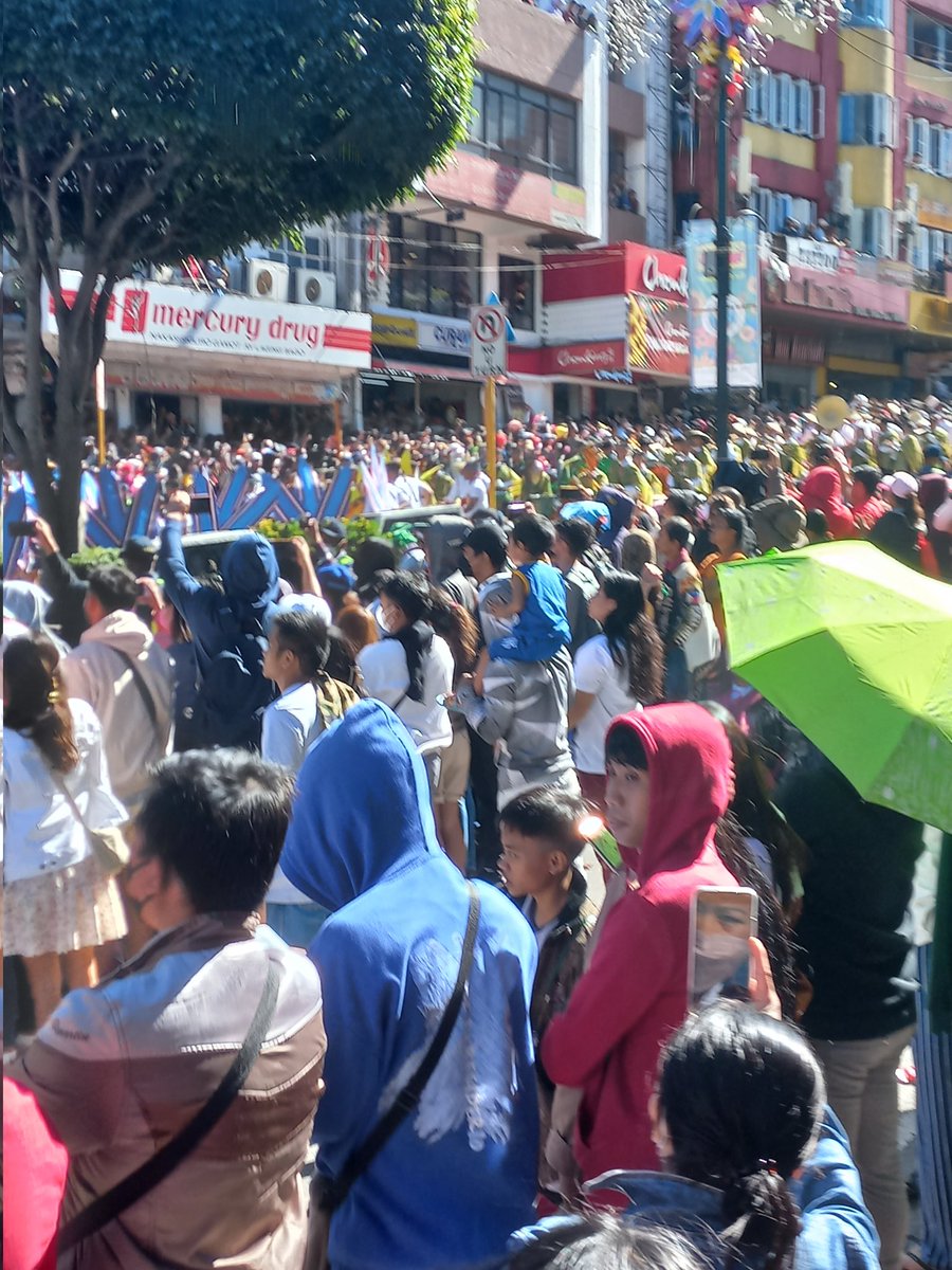 kennocx's tweet photo. Look at this crowd 🤩 enjoying #Panagbenga2023 kahit mainit https://t.co/tFS4ugz5lK