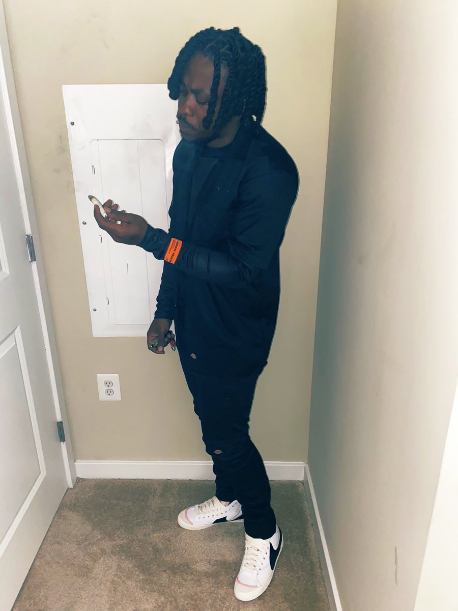 CS_BLACKK's tweet image. Used To Be The Loudest Nikka Ina Room Till I Looked In My Pockets🥹 Now Days I Don’t Really Talk Much🤫🤑🤧 #BIG25🎉 #HowUuSlimeAhSlime🤔 #StopSnitching2023🫢 #DontTellOnMe🫢 #HeronPreston #Dickies #NikeBlazerMid77 #AhBankroll💰