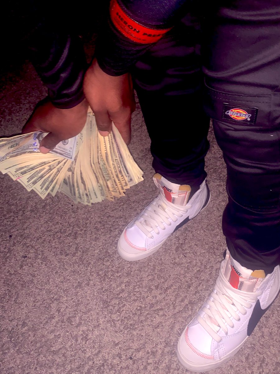 CS_BLACKK's tweet image. Used To Be The Loudest Nikka Ina Room Till I Looked In My Pockets🥹 Now Days I Don’t Really Talk Much🤫🤑🤧 #BIG25🎉 #HowUuSlimeAhSlime🤔 #StopSnitching2023🫢 #DontTellOnMe🫢 #HeronPreston #Dickies #NikeBlazerMid77 #AhBankroll💰