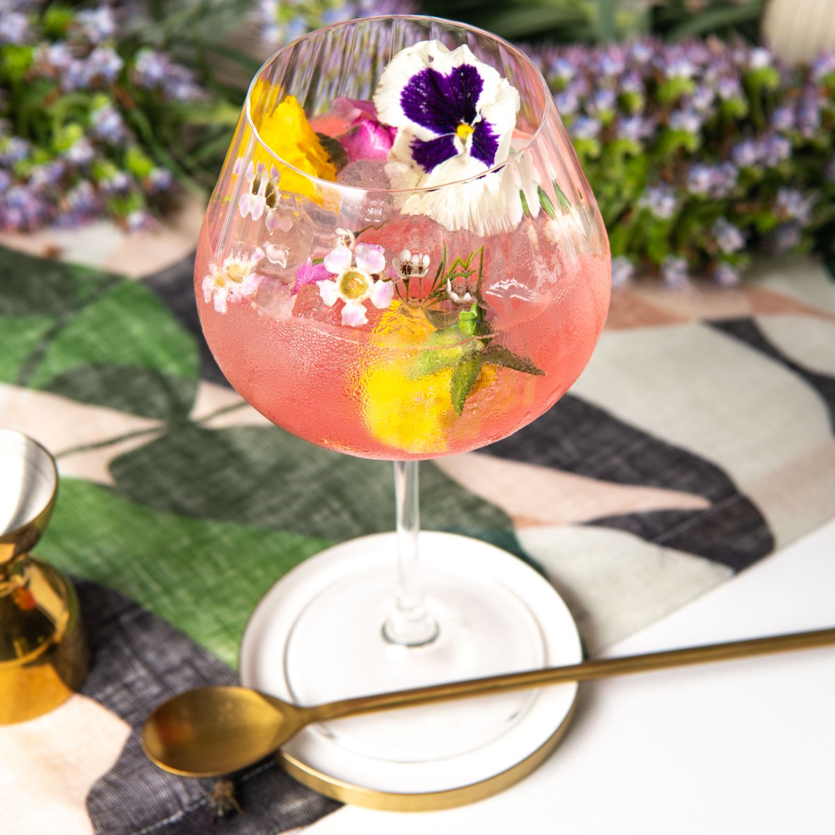 NOLETSGins's tweet photo. Since it's the middle of winter, this is a reminder that the G+T is a pantry cocktail & you can make it exquisite if you try. #brunchinspiration #BrunchCocktail #Gintonic #NOLETS #RaspberryRhubarb #GinandTonic https://t.co/a5AivNhjcx