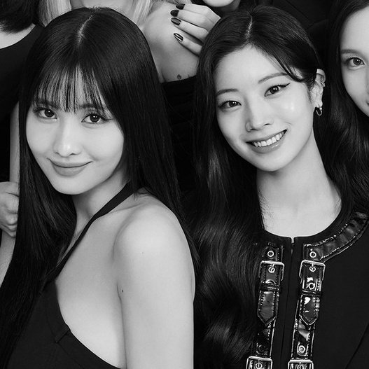 even without colors , dahmo looks amazing #MOMO #DAHYUN #TWICE