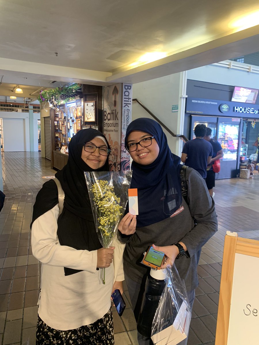 BukuFixi's tweet image. Untuk hari terakhir #KembaraFixi #KLAB2023, 20 pembeli pertama dapat bunga!