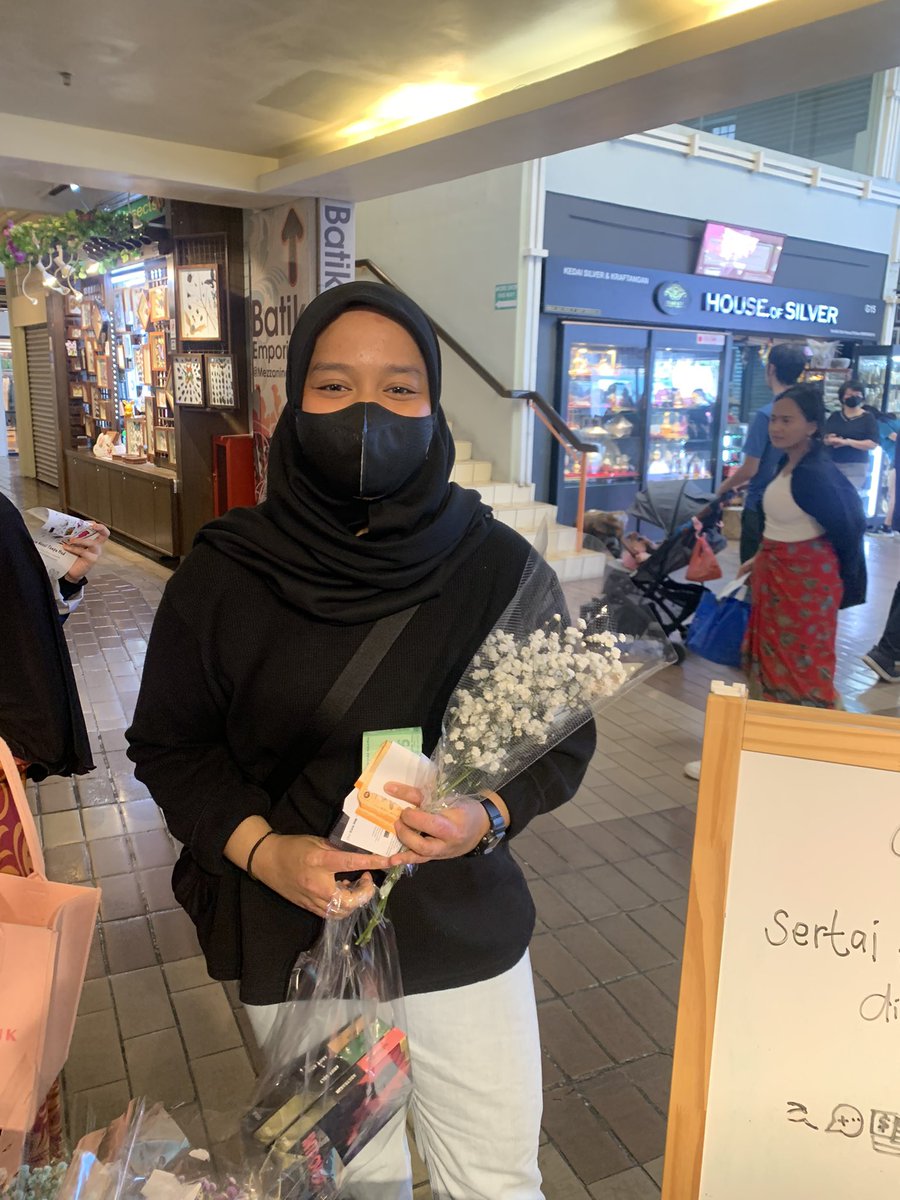 BukuFixi's tweet image. Untuk hari terakhir #KembaraFixi #KLAB2023, 20 pembeli pertama dapat bunga!