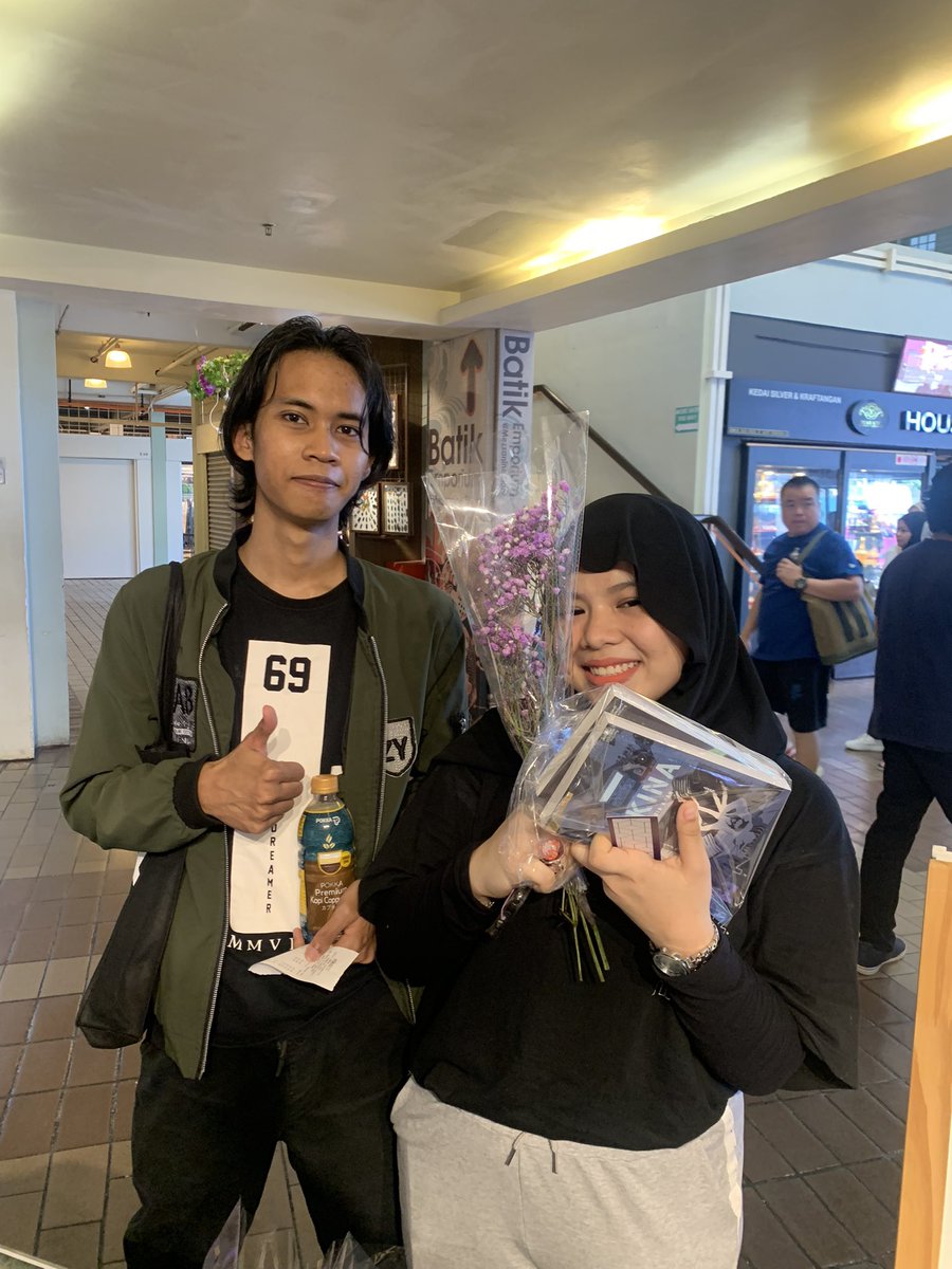 BukuFixi's tweet image. Untuk hari terakhir #KembaraFixi #KLAB2023, 20 pembeli pertama dapat bunga!