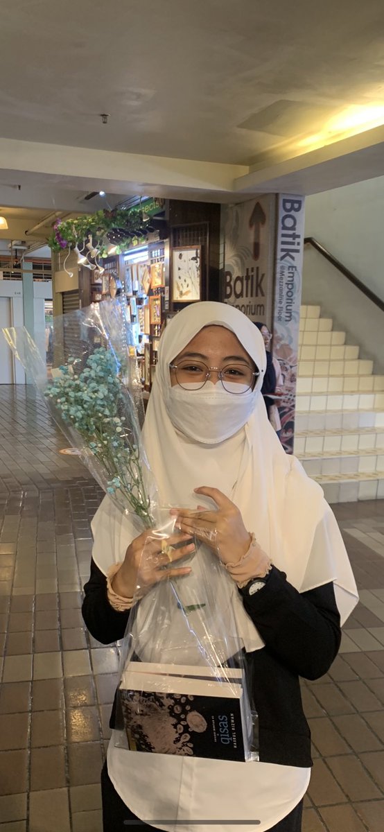 BukuFixi's tweet image. Untuk hari terakhir #KembaraFixi #KLAB2023, 20 pembeli pertama dapat bunga!