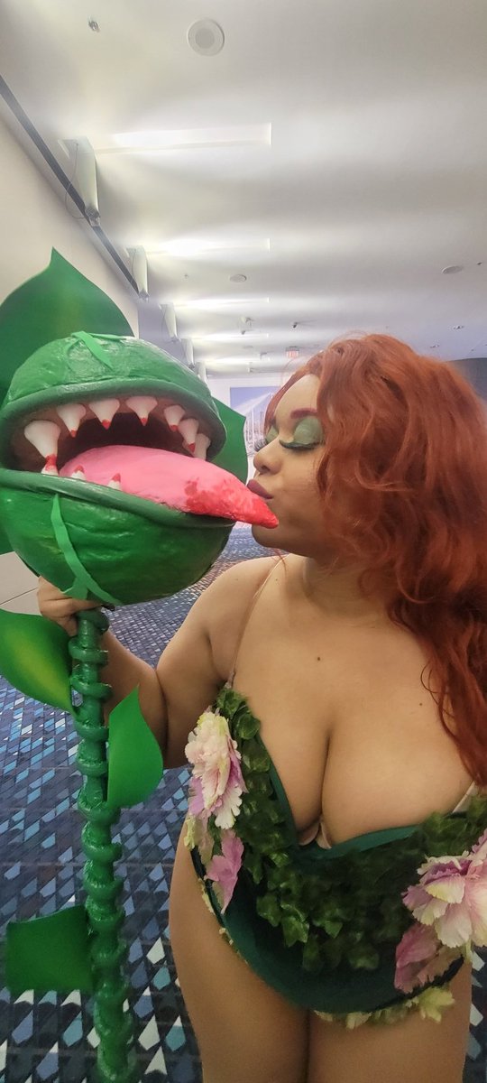 itsnottoomuch's tweet photo. Congratulations to @carina_uzimami for creating this beautiful #PoisonIvy cosplay for the #atlcomiccon contest and serving us face, sass, and ass 💐🌱👏🏿👍🏼 https://t.co/wZx2y8e67r