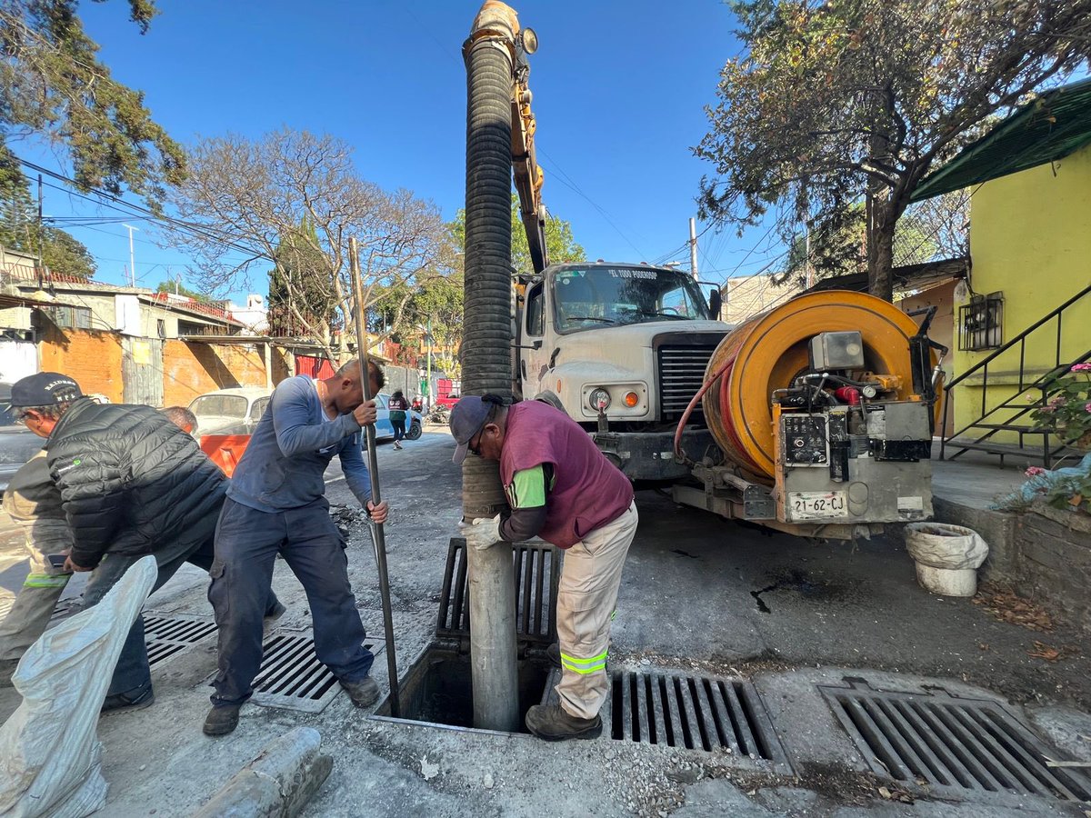ParticipacionT's tweet photo. Acompañamos a nuestra jefa de gobierno, la Dra. @Claudiashein al inicio del Programa #BienestarEnTuColonia en la alcaldía Tlalpan en compañía de vecinas y vecinos de la colonia Pedregal de San Nicolás 2ª Sección recorrimos la zona para supervisar los trabajos 2/1 https://t.co/K3JMvCO5Q2