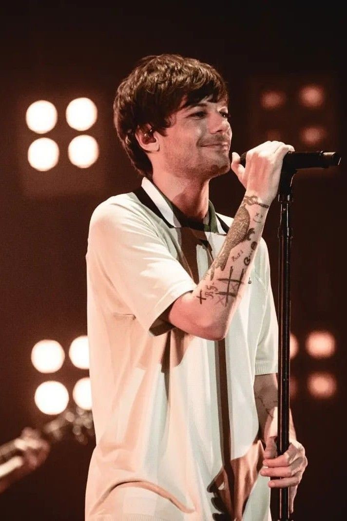 RT @NiaLouLiaHarZ: All of those voices

I'm voting #Louies for #BestFanArmy at the #iHeartAwards https://t.co/ieqmlcmCVb