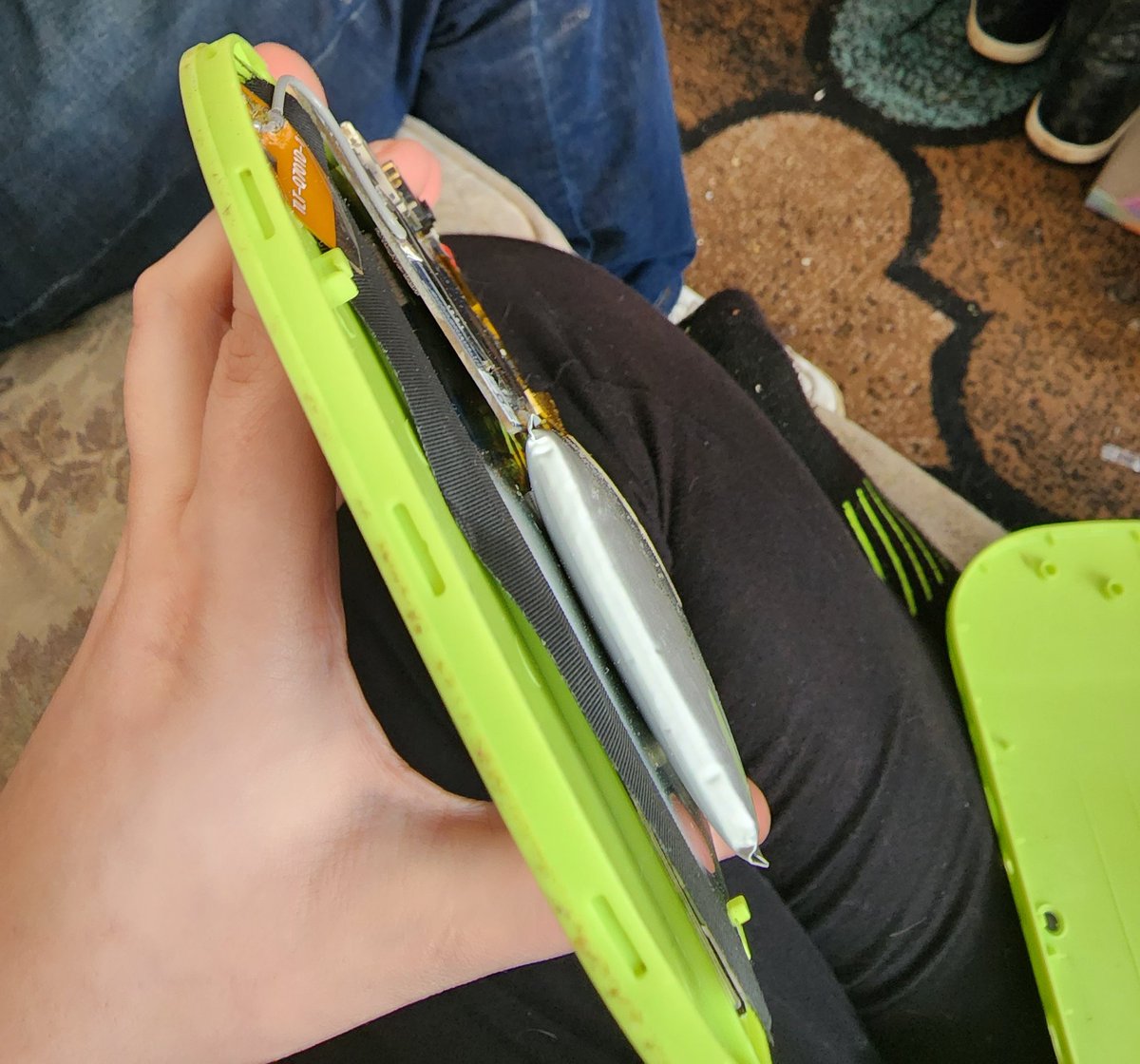 samanthasmock92's tweet photo. Sitting on my couch and hear a pop on my table. Look and the tablet was coming open at the seems. Opened it and the battery seems huge! It was Sitting turned off and unplugged. Just so you can make sure it's not a common issue for other parents. :-) @PBSKIDS https://t.co/mF5hQGh98T