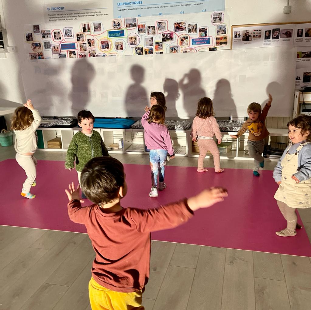 afalaimmaculada's tweet photo. Ombres per aprendre: A I3 experimenten amb les possibilitats del moviment jugant amb la projecció de les ombres que fa el propi cos. https://t.co/mYsXbDzc5a post @LaImmaculadaVD https://t.co/wANAPBaJJH