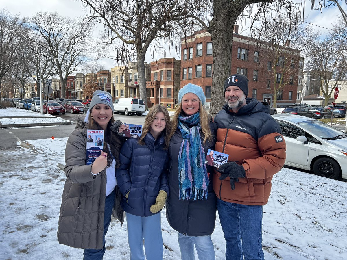 Eira4Us's tweet photo. Starting the day in the northside #HeyChicaGOvote @ChuyChicago for Mayor
@Fightin47th
@RamForSenate #39WardDems https://t.co/1MPJ4eXX74