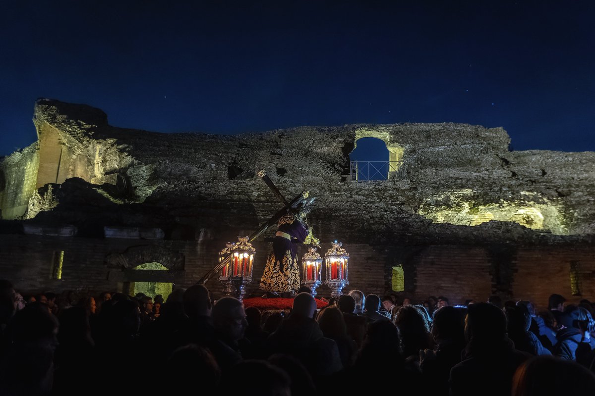 ManuFerGomezFot's tweet photo. Un año más entusiasmado por vivir la magia del #ViaCrucisdelAljarafe de la hermandad del @rosariosantipon por las ruinas de Italica. Gracias a mi compañero y amigo @juanfloresfotos por su ayuda. https://t.co/doWbkbsQk5