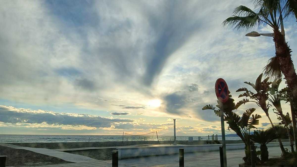 clouds__bts's tweet photo. tomé estas fotos porque ella ama el cielo🤍 https://t.co/wnlAv8V56W