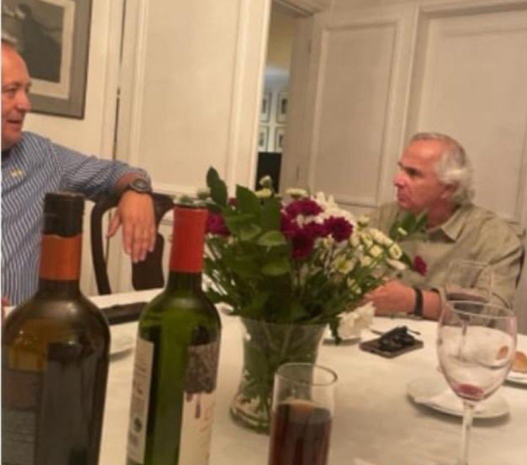 hernan_sr's tweet photo. No me sorprende, pero no hay que dejarlo pasar, Chadwick un ex ministro de Piñera y colaborador de Pinochet, comparte en una comida con el actual fiscal Valencia.
Ahora se entiende porque Torrealba, Guevara, Reginato y Carter siguen sin ser enjuiciados y menos condenados. https://t.co/03O6qFmg7T