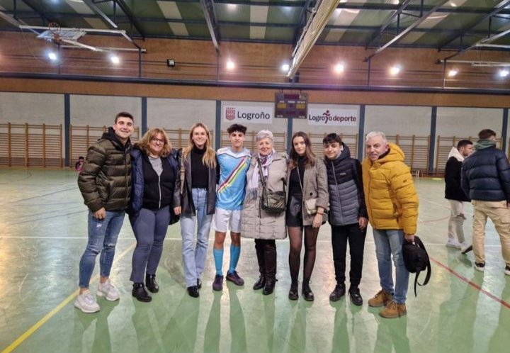 CDValleDelEbro's tweet photo. DIVISIÓN DE HONOR

¡VICTORIA BRUTAL💙!
@CDValleDelEbro 7-2 @cdpinseque
 
⚽⚽⚽ PÉREZ 
⚽⚽ Bili 
⚽⚽ @Ivansg101 

📸 Foto de familia @Ivansg101 
📸 @ICaubilla realizó las funciones de entrenador debido a la sanción de @GARRISHON 

#CDVE https://t.co/Bcd6ANoMAl