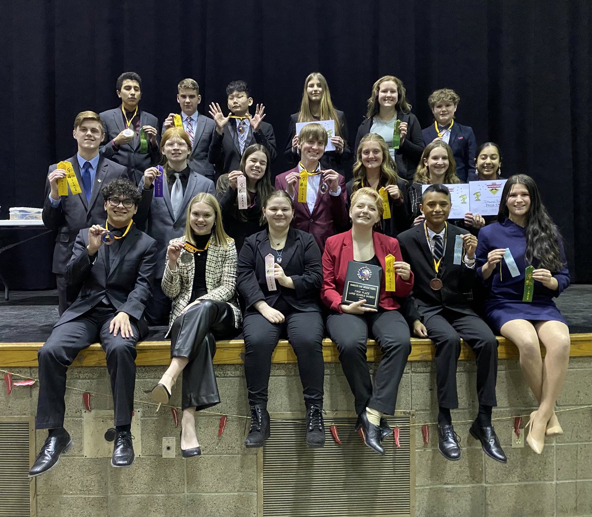 MrsKPWalker's tweet photo. Nice!!! 19 Fairmont speakers owned the room in finals today at Mankato East and got to take home some nifty ribbons and medals! 😎🏅#BeAVoice #FmtSpeech #FmtCards https://t.co/sXXnjSpU2U