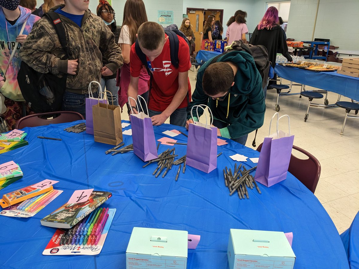 ClayEnglish8's tweet photo. Wish I had more pics from our 8th grade behavior reward block party. The kiddos got to dance to a DJ, eat pizza, play games, watch movies, enter to win prizes, and just be with their friends. So glad we could do this for our kiddos. 💙
@Din_CoSchools https://t.co/KW93O7UjwB