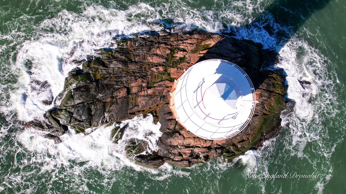 Lighthouse_Hunt's tweet photo. Above the Sakonnet Lighthouse with the waves crashing against the rocks.
Little Compton, Rhode Island, USA
(Drone Photography)
#sakonnet #sakonnetlighthouse #lighthouse #lighthousephotography #newengland #littlecompton #rhodeisland #nedronalist #newenglandlighthouses #nelighthouses
@lightphotosnet @alklighthouse @USLighthouses