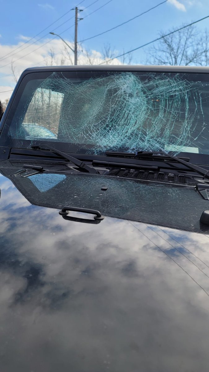 missOcean31's tweet photo. While other police departments are ticketing people who don't clean off their cars, @HaltonPolice officers just say "accidents happen." Someone could have died after a large chunk of ice that came off an unclean vehicle hit my brother's windshield.
#Halton #haltonpolice https://t.co/bC5MFt1Btu