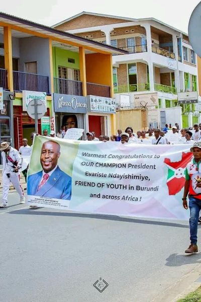 andikamagazine's tweet photo. On Saturday morning, Feb. 25,2023 a crowd of people have been warmly congratulating the president of Burundi, @GeneralNeva in @MairieBuja for the honor of being selected the third vice president of the @_AfricanUnion, in the 36th Summit of presidents and States in #AddisAbbaba. https://t.co/LEfr48aCc4