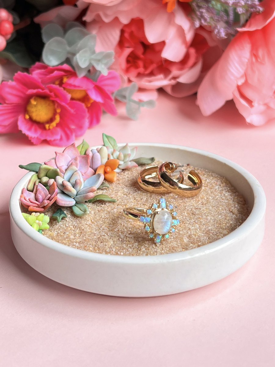 clayandrain's tweet photo. i made a trinket dish for those of us that can’t keep real succulents alive 🌿✨ https://t.co/LUgKtqYV5N