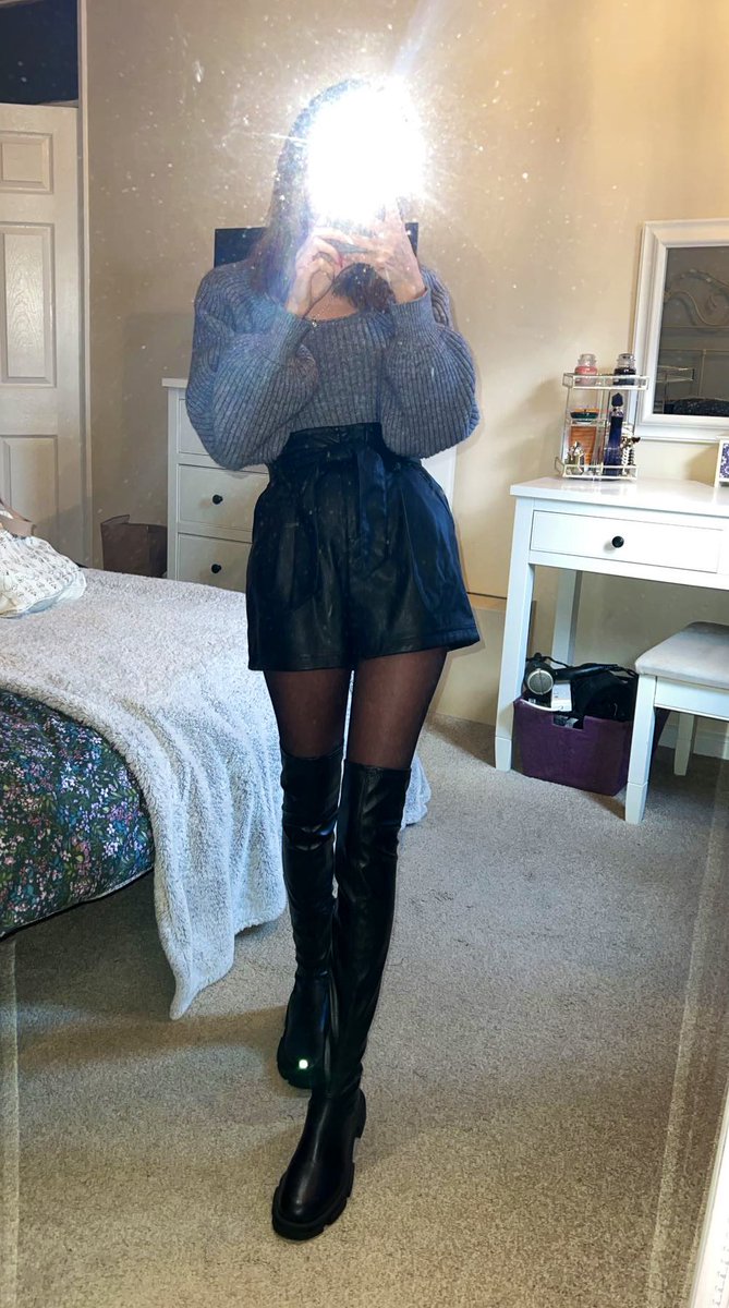 _EmilyWebb_'s tweet photo. These knee highs are a dream💫 https://t.co/1wLahk9eOf