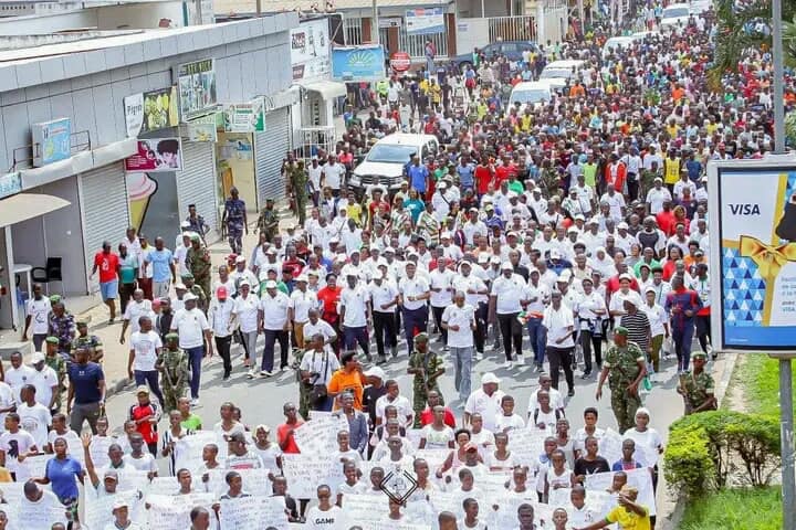 andikamagazine's tweet photo. On Saturday morning, Feb. 25,2023 a crowd of people have been warmly congratulating the president of Burundi, @GeneralNeva in @MairieBuja for the honor of being selected the third vice president of the @_AfricanUnion, in the 36th Summit of presidents and States in #AddisAbbaba. https://t.co/LEfr48aCc4