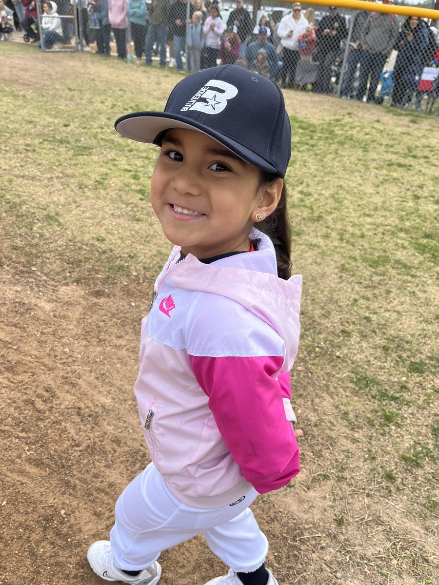 CoachLara14's tweet photo. Opening Day for Madison Rhea! Dad has a new favorite Baseball Player! #TeeBall #MadisonRhea https://t.co/DNd7BExA0u