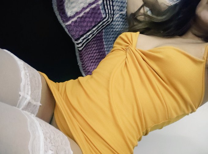 Holis 🤭 ya quisiera que esta foto sea de hoy y no tener que usar el uniforme feo del trabajo pero weno