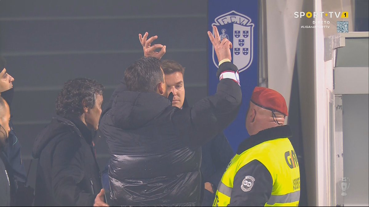 SPORTTBdepre's tweet photo. ÚLTIMA HORA!
Roger Schmidt mostra na mão esquerda o número de títulos que o Benfica ganhão nos últimos 3 anos. https://t.co/lF9sGyHuuJ