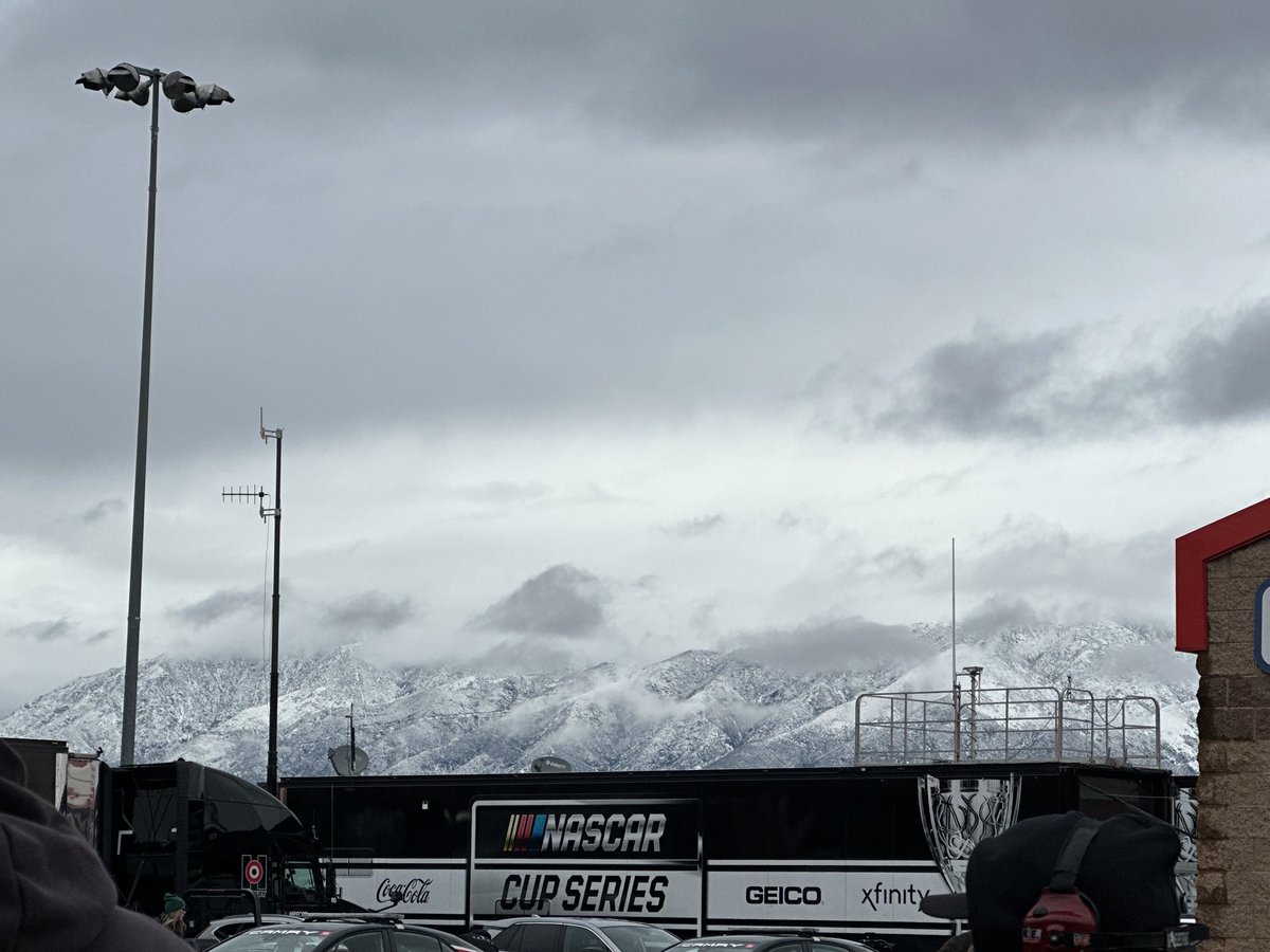 bobpockrass's tweet photo. Snow-covered mountains in the background. https://t.co/x9oD6qQZmW