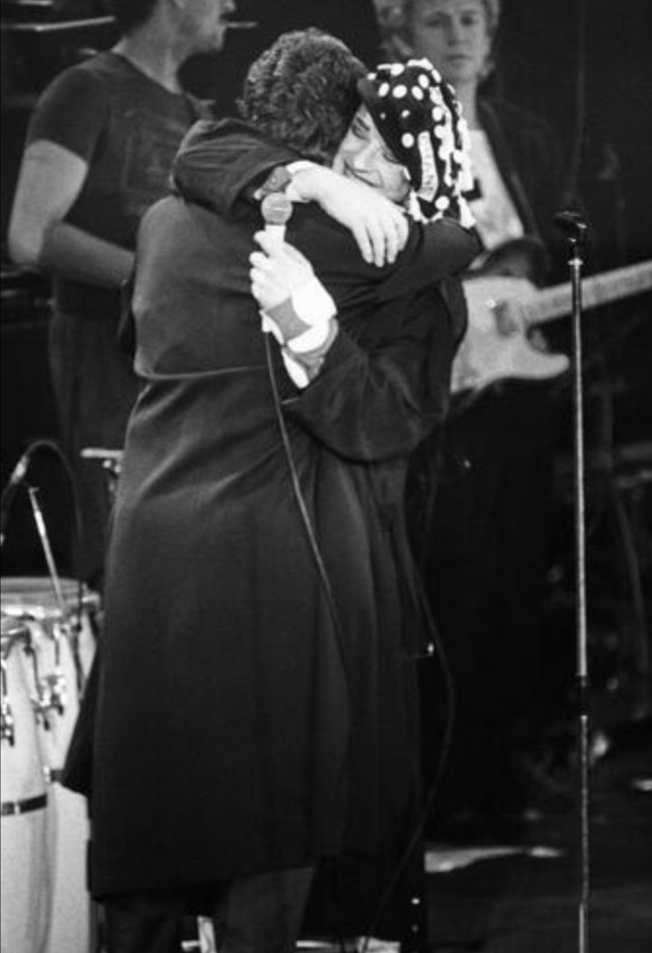 #BoyGeorge hugging #GeorgeMichael during the 'Stand By Me' benefit concert for AIDS research at Wembley Stadium, April 1987. 🤗💖