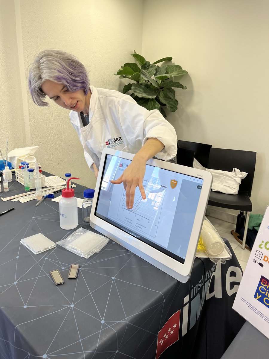IMDEANutricion's tweet photo. 👩🔬Susana Molina @GENYALPlatform nos presentó lo que nuestro ADN esconde y cómo lo estudiamos en #IMDEAlimentación para mejorar nuestra salud mediante la #NutricionDePrecision en proyectos como #Health4Brain y #Nutrision @AnaRamirezdMLab https://t.co/t0jMWgfr9b