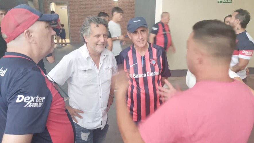 planetazulgra's tweet photo. 👉🏻Sergio Costantino 
👉🏻Cipriano Pommies y Maxo Gómez 
👉🏻@ABernuncio 
👉🏻 @drcesarfrancis 

Todos presentes en el Nuevo Gasometro 
#SanLorenzo https://t.co/ccLFDcIBDJ