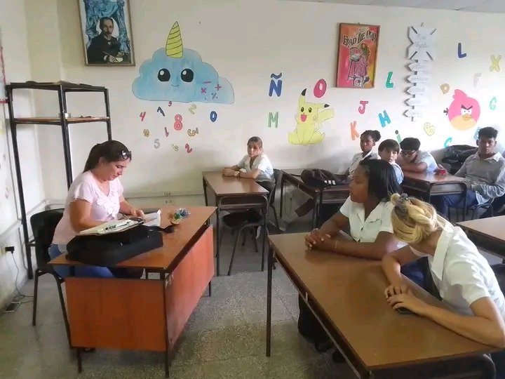 neisa_morales's tweet photo. Se intercambia con los estudiantes de #1roDeEneroDeVictorias, en la escuela Raúl Corrales, futuros profesores del Municipio #LatirAvileño  #CubaMined  @MaraEle08350901  @MtnezIc https://t.co/U2xCC9c3wL