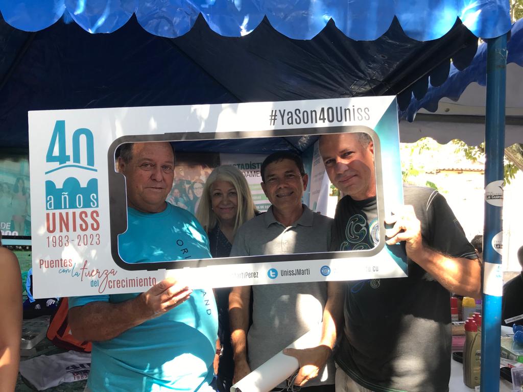 UnissJMarti's tweet photo. La ciencia llega hasta el Stand universitario de la #FeriaTecnológica con la representación del claustro del Doctorado en Gestión Organizacional de nuestra hermana @univholguinera.
Ellos también se suman a la celebración de los 4️⃣0️⃣ años del Alma Máter espirituano. https://t.co/SPPezDeCvK