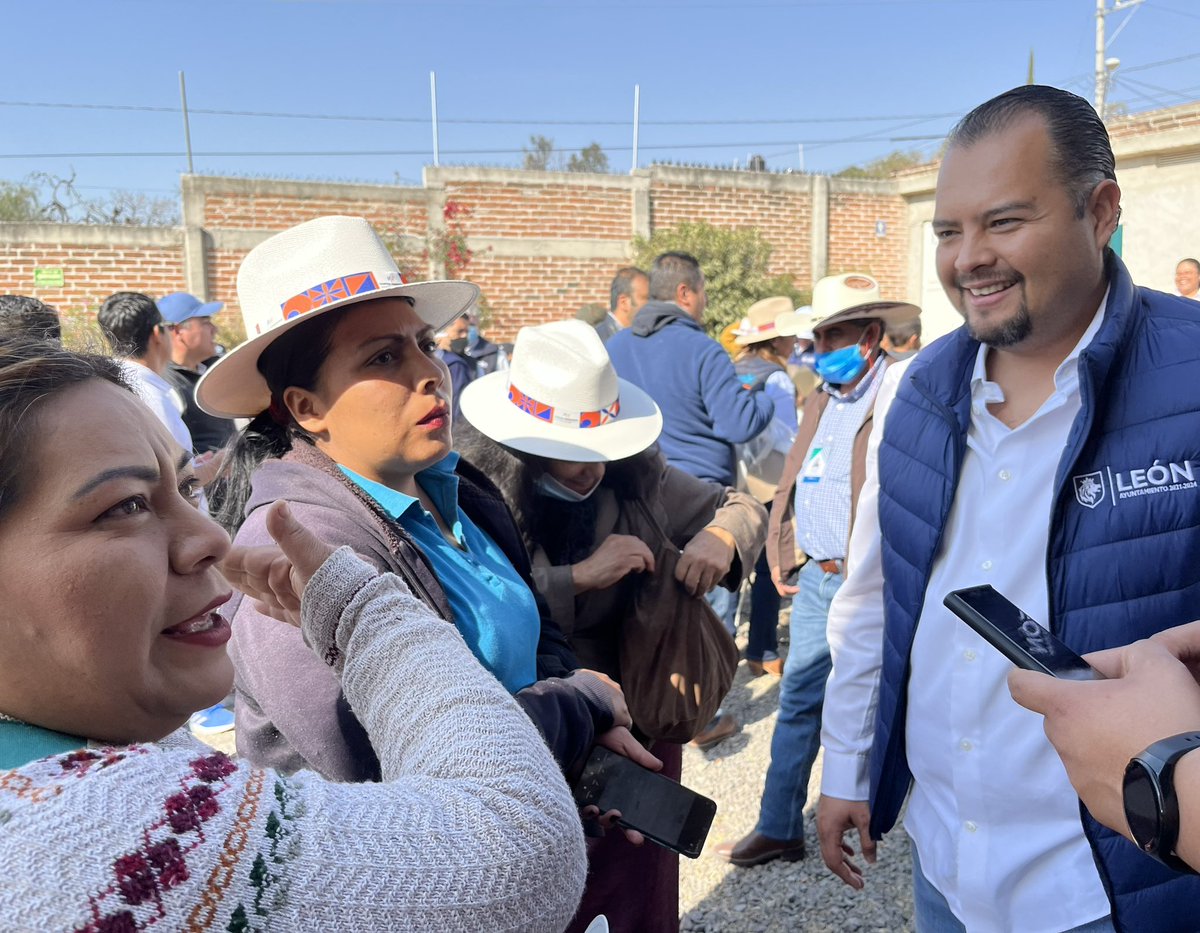 IMUVILEON's tweet photo. Acudimos a #MiBarrioHabla en comunidad de Alfaro, donde nuestro director general Pablo Elizondo acompañó a Alcaldesa @AleGutierrez_mx a mesas de acuerdo con habitantes para después estar en inauguración del Rally de Salud.

También asesoramos en regularización y escrituración. https://t.co/QmvbE8m94w