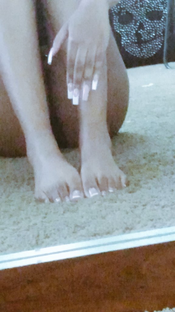 MMarielicious's tweet photo. who wants to buy my next nail set #FeetPictures #feetpicsforsales
#feetseller dm me https://t.co/1s43q6bY4F