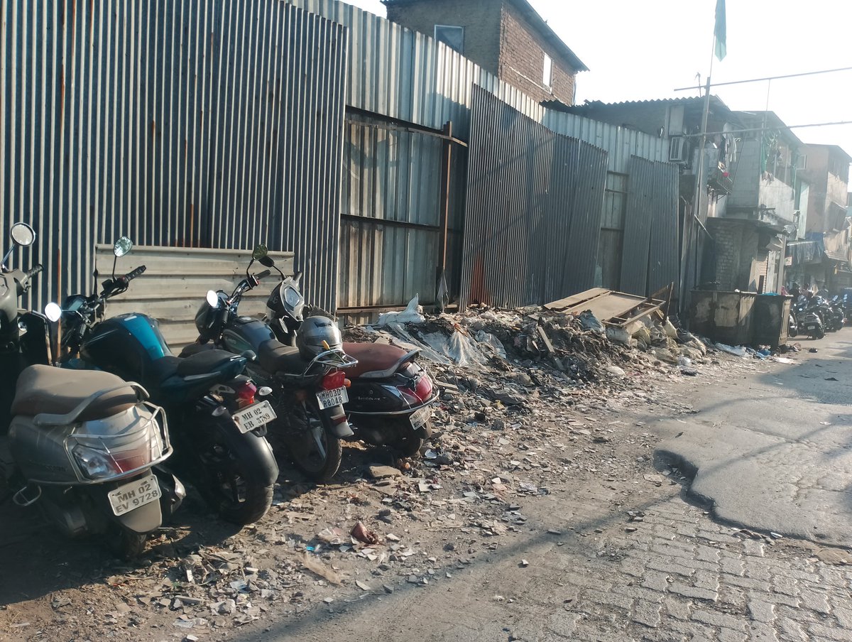 sgaush's tweet photo. Please clear this garbage nera bharat nagar chali nera bandra East mum 51 my request to  @mybmcWardHE  &amp; @mybmc to take my complaint &amp; reply me 9594477867 @mybmcSWD @mybmcSWM @mybmchealth @KunalSarmalkarr @kunalsarmalkar @TajFoundation51 https://t.co/YWt374Cdpo
